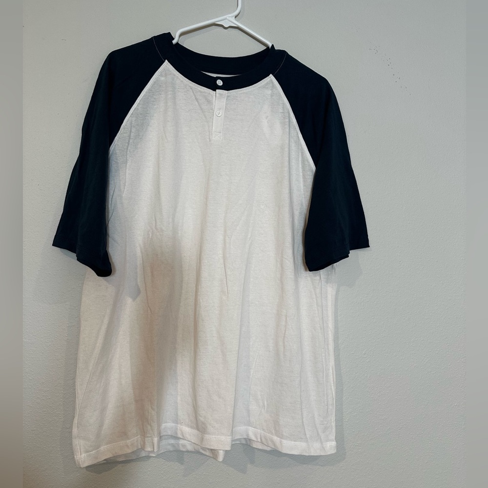 NWT PacSun brand baseball T-shirt white body‎ w/blue sleeves in a men’s size M.